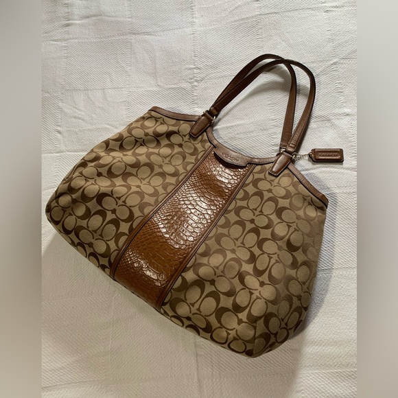 Coach Handbags - cute coach tote hand bag